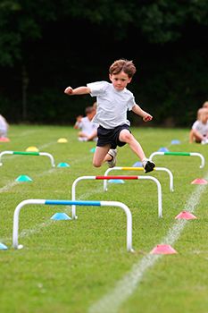 niño saltando obstaculos Deporte de fuerza en niños