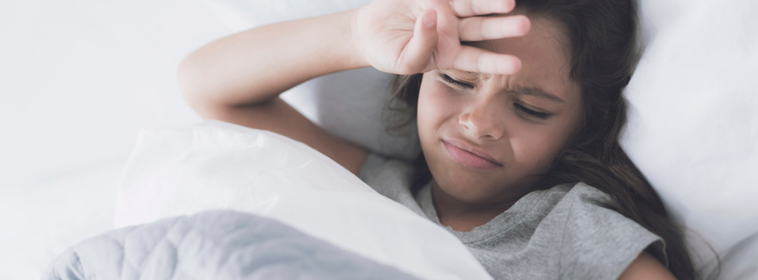 niña-en-la-cama-despierta La borrachera del sueño