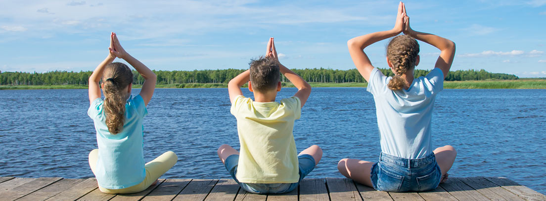 mindfulness-niños1 niños practicando mindfulnerss en la playa