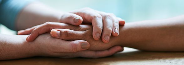 empatia y simpatia manos de persona agarrando la mano de otra