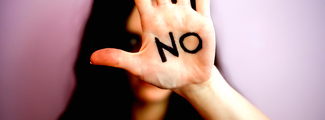 movimiento nomo 2 mano de mujer con la palabra no escrita