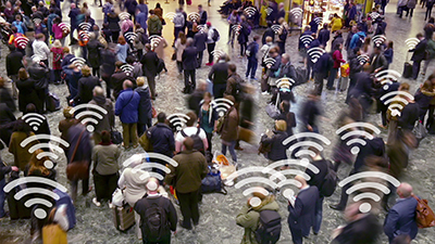 Ondas electromagnéticas wifi muchas de espaldas con el símbolo wifi en la cabeza