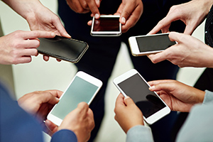 Ondas electromagnéticas smartphone varias manos cogiendo smartphone en forma de estrella