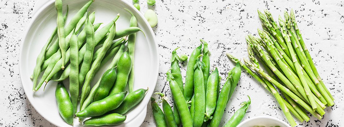alimentos de primavera plato de guisantes crudos