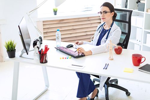 fisioterapeuta en su consulta