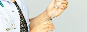 primer plano de un médico llenando una jeringa