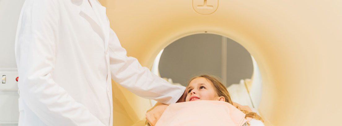 tumores-cerebrales-astrocitoma-meduloblastoma-1 medico haciendo tac a niña