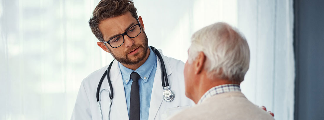 Valoración y tipos de dolor en pacientes mayores Médico mirando a un paciente mayor