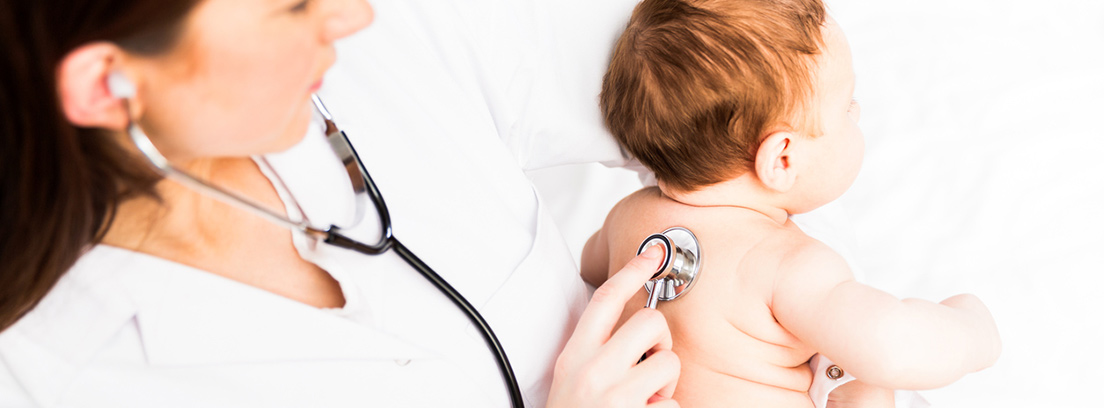 vesículas de succión en recién nacidos médica aescultando a bebé en la espalda