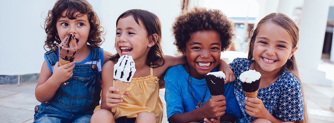helados para niños grupo de niñas comiendo un helado de cucurucho