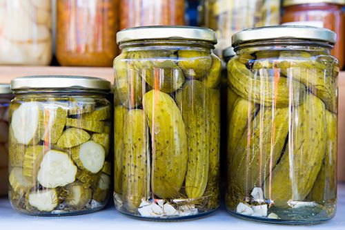 alimentos procesados saludables botes de cristal con pepinillos en vinagre