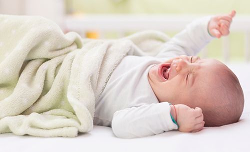 10 falsas creencias en salud infantil bebé tumbado llorando
