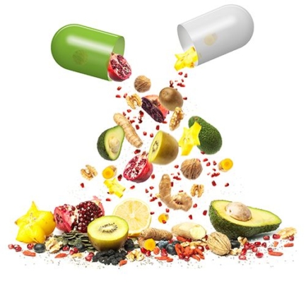 suplementos vitamínicos antioxidantes cápsula abierta y saliendo frutas antioxidantes