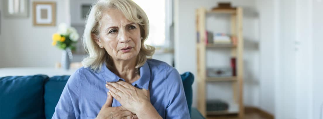 ¿Cómo diagnosticar la ansiedad en personas mayores? Señora mayor con ansiedad