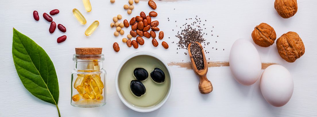 frasco de cápsulas, hoja de laurel, hyevos, nueces y semillas