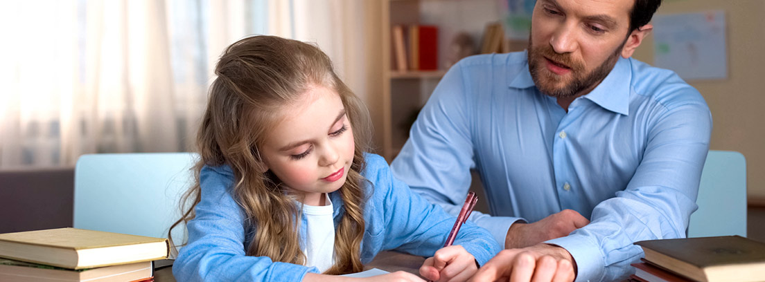 Consejos para ayudar a tus hijos con los deberes padre ayudando a su hija a hacer los deberes
