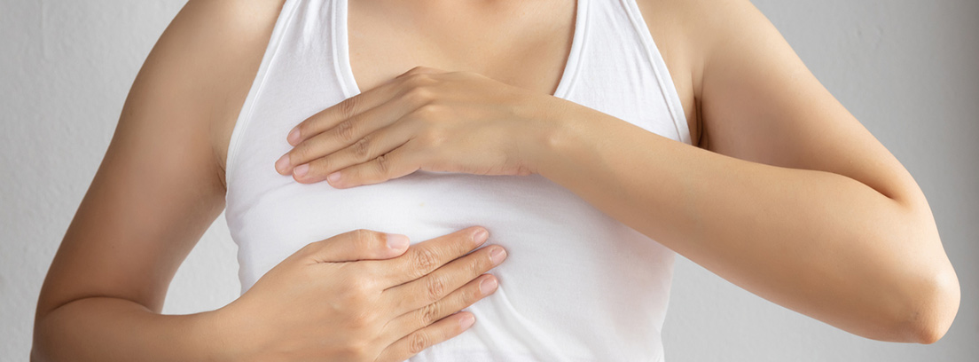 galactorrea mujer con las manos sobre el pecho