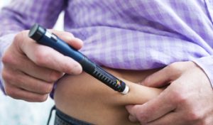 Persona pinchándose en la tripa