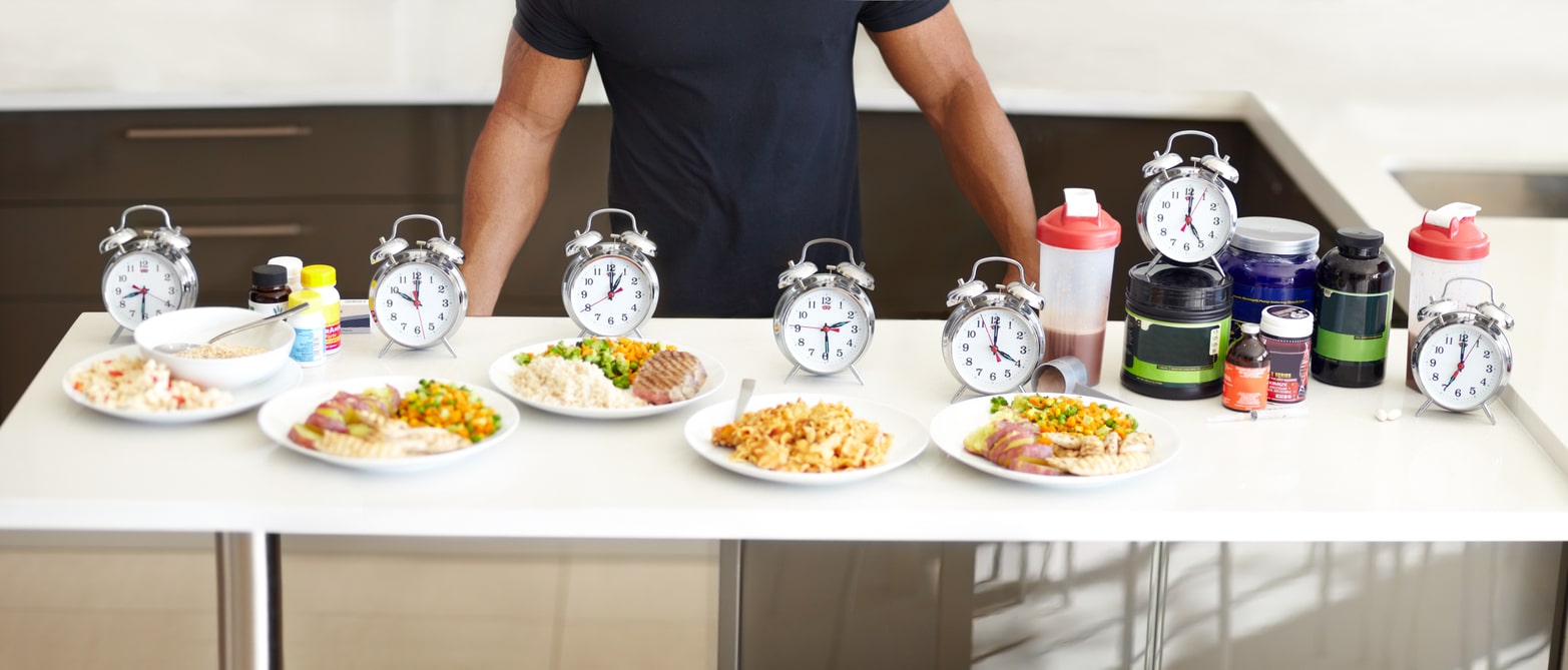 Suplementos para deportistas Efectividad de los suplementos deportivos Grupo A y B: deportista enfrente de una mesa con alimentos y suplementos alimentarios