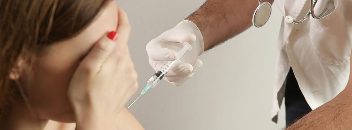miedo-agujas Miedo a las agujas: chica con los ojos cerrados para no ver que la van a poner una inyección