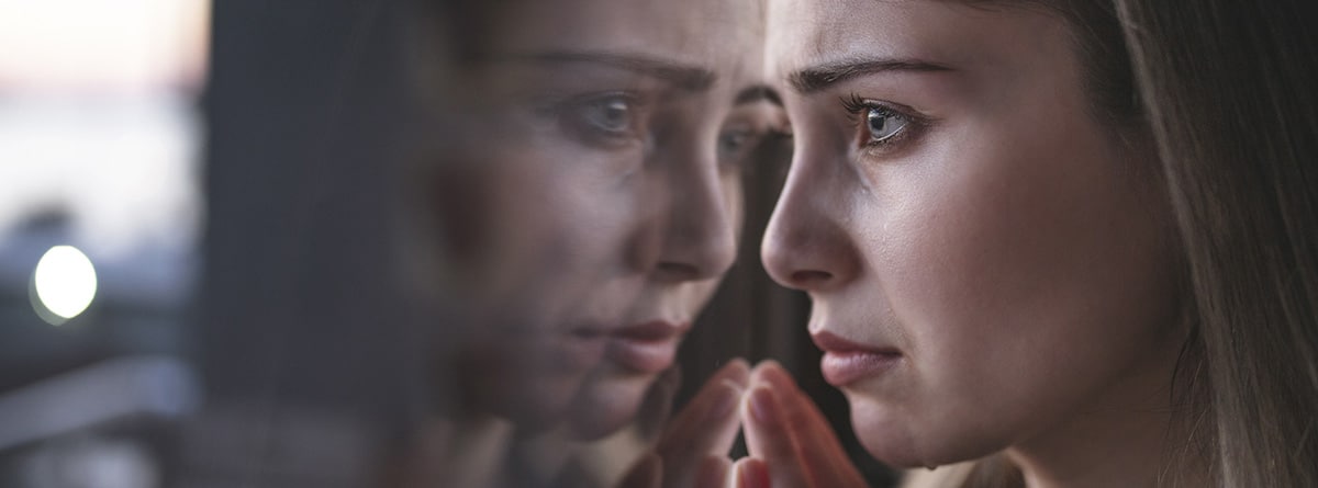 rechazo1 ¿Cómo superar el sentimiento de rechazo?: mujer triste mirando por la ventana