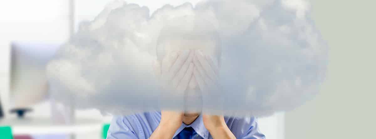 niebla mental ¿Qué es la niebla mental?: hombre con las manos sobre la cara y una nube de niebla tapándole