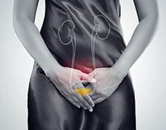 Prevención de la infección de orina: Mujer con las manos sosteniendo presionando la parte inferior del abdomen de la entrepierna.
