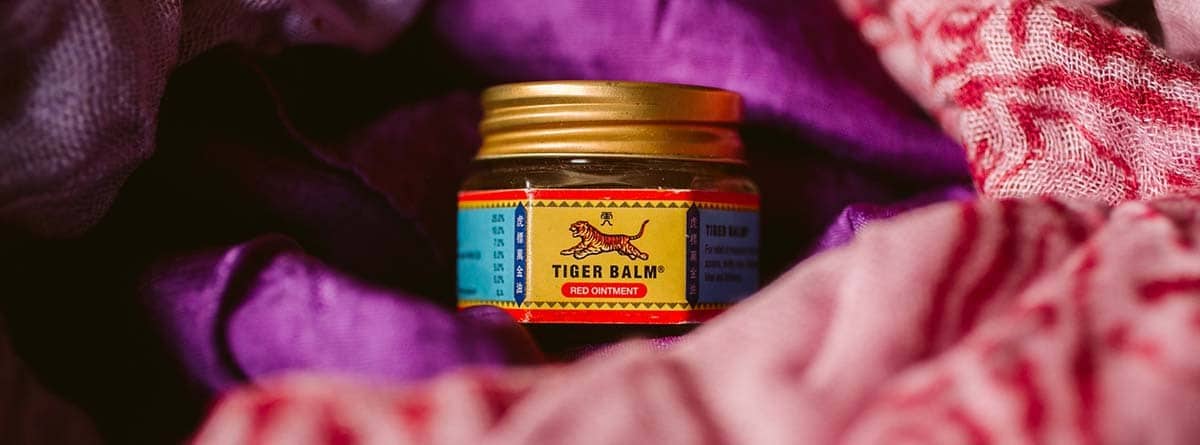 Bálsamo de tigre: usos y contraindicaciones Bálsamo de tigre envuelto en pañuelos de estilo oriental