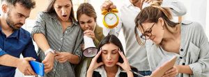 Mujer desbordada ante peticiones de varias personas