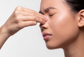 Mujer con dolor de nariz