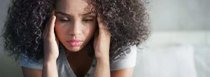 Mujer con migraña