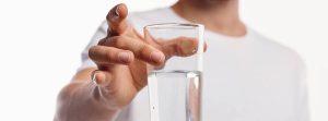 Hombre sosteniendo vaso de agua