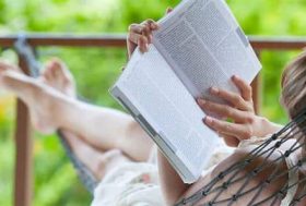 Mujer leyendo un libro en una hamaca