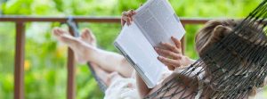 Mujer leyendo un libro en una hamaca