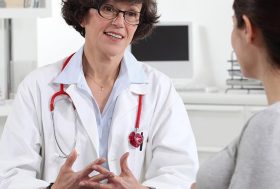 Mujer embarazada en consulta médica
