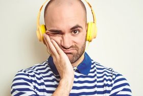 hombre con auriculares serio