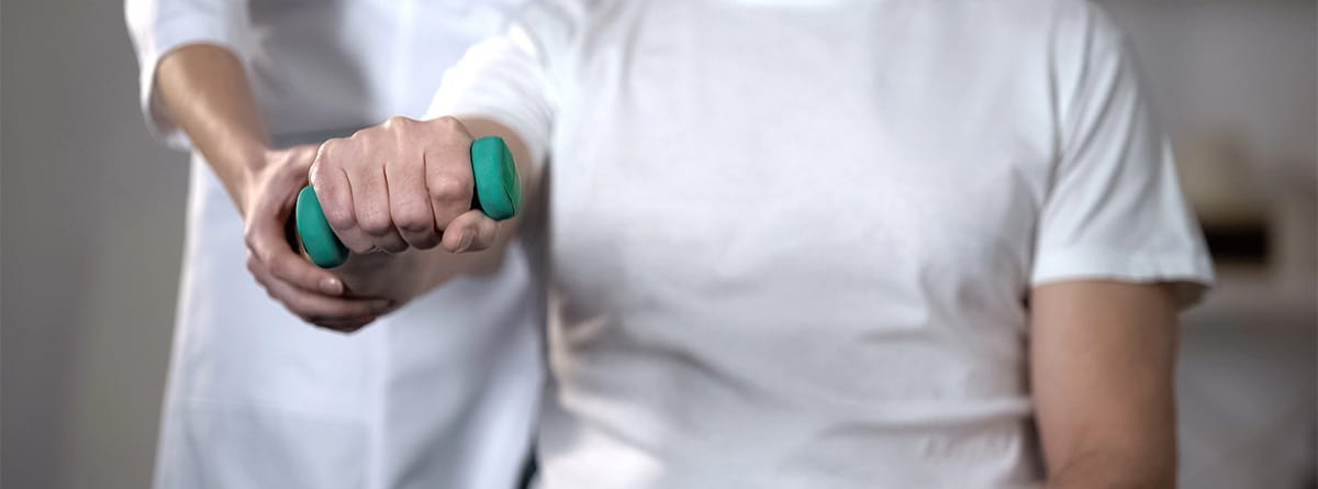 Hombre en rehabilitación