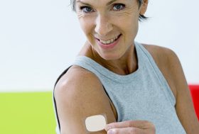 Mujer con parche hormonal
