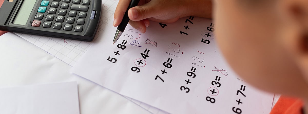 Discalculia Niño con hoja de problemas matemáticos