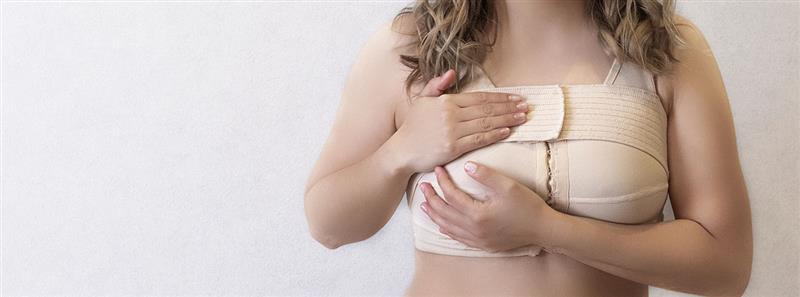 Mujer con sujetador postoperatorio