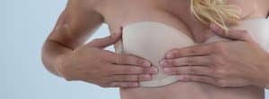 Mujer con sujetador protésico postoperatorio