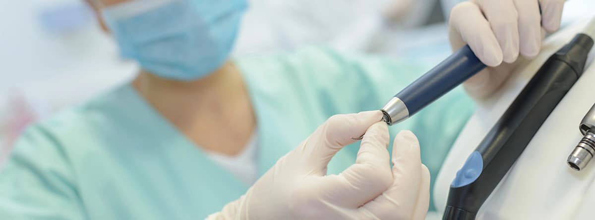 Dentista preparando aparatología