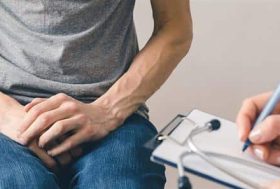 Hombre en consulta médica