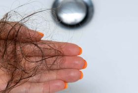 Cabello caído de mujer en grifo