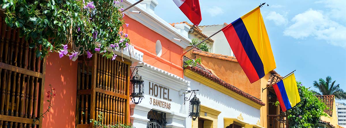 Viajar a Colombia Paisaje de Colombia con bandera Colombiana