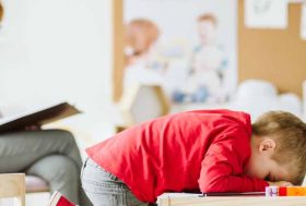 Niño en sesión de terapia psicológica