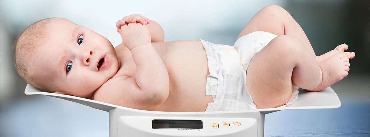Macrosomía fetal bebé en báscula