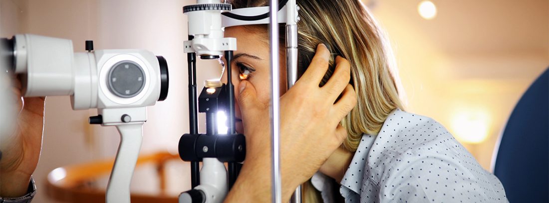 Hombre en revisión ocular