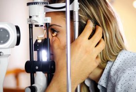 Hombre en revisión ocular