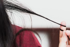 Mujer tocándose el pelo